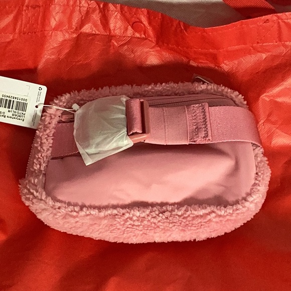 Lululemon everywhere belt bag - Picture 3 of 9